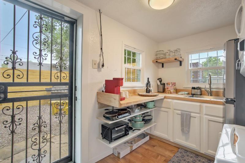 Charming Downtown Cottage - image 16