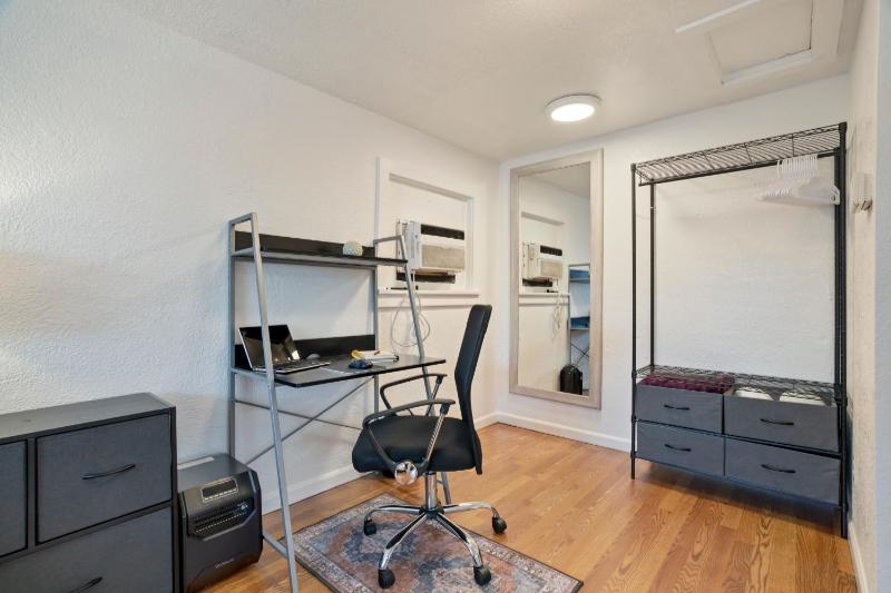 Charming Downtown Cottage - image 11