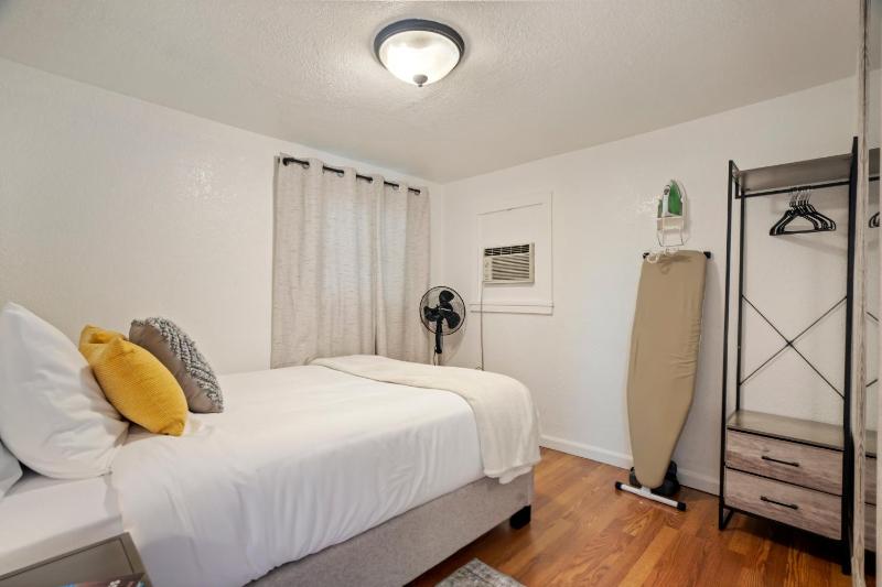 Charming Downtown Cottage - image 6