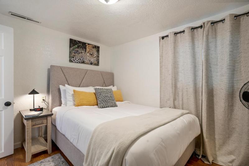 Charming Downtown Cottage - image 15