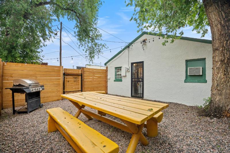 Charming Downtown Cottage - image 8
