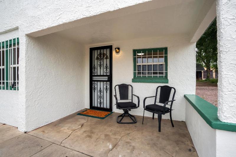Charming Downtown Cottage - image 2