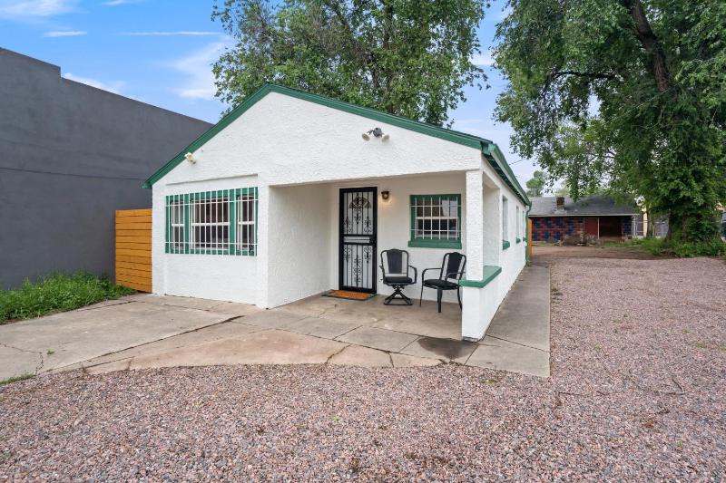 Charming Downtown Cottage - image 10