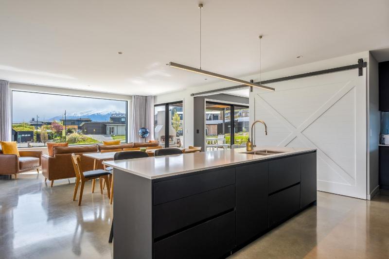 Modern Wanaka Home with Mountain Views and Lake Outlook - image 20