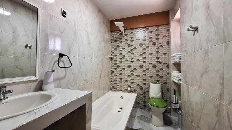 Céntrico y tranquilo con 2 baños WiFi super veloz a pasos de restaurantes y agencias de turismo - image 5