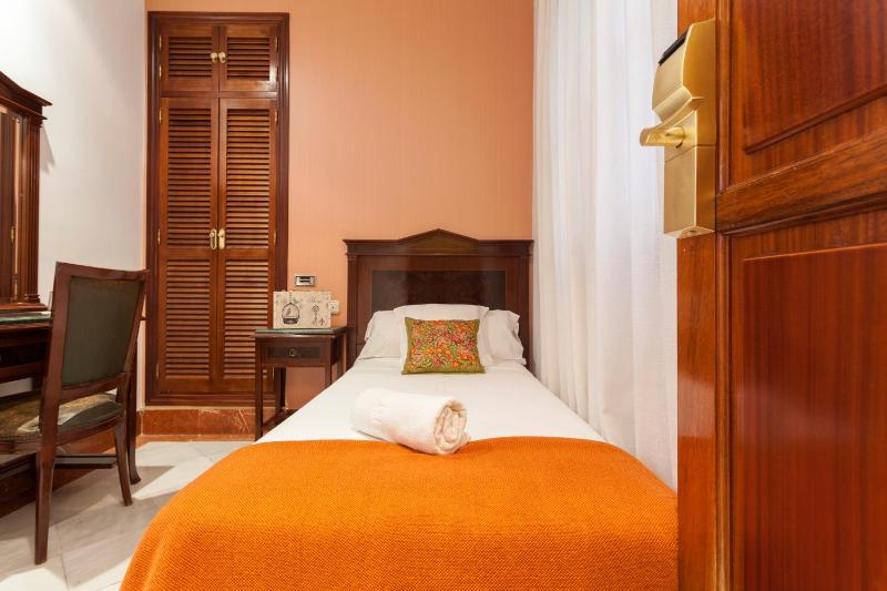 Economy Single Room image 3