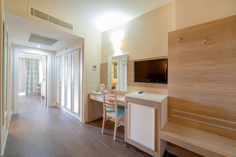 Family Room with Garden View image 4