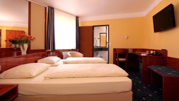 Double Room image 3