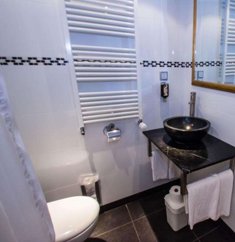 Twin Room with Balcony image 3