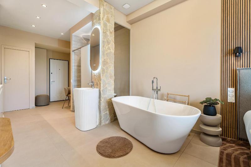 Nice Renting - HUGO - Luxury Honeymoon Suite Terrace Park View Free Parking - image 15