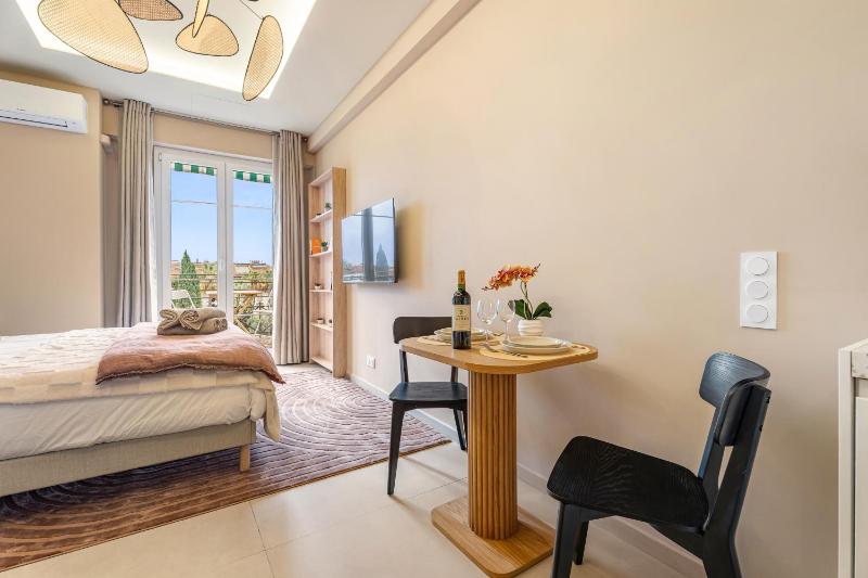 Nice Renting - HUGO - Luxury Honeymoon Suite Terrace Park View Free Parking - image 12