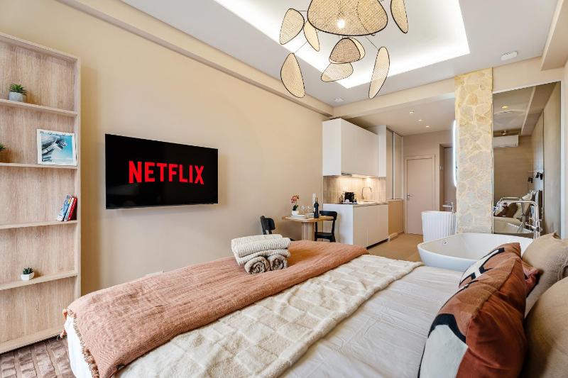 Nice Renting - HUGO - Luxury Honeymoon Suite Terrace Park View Free Parking - image 6