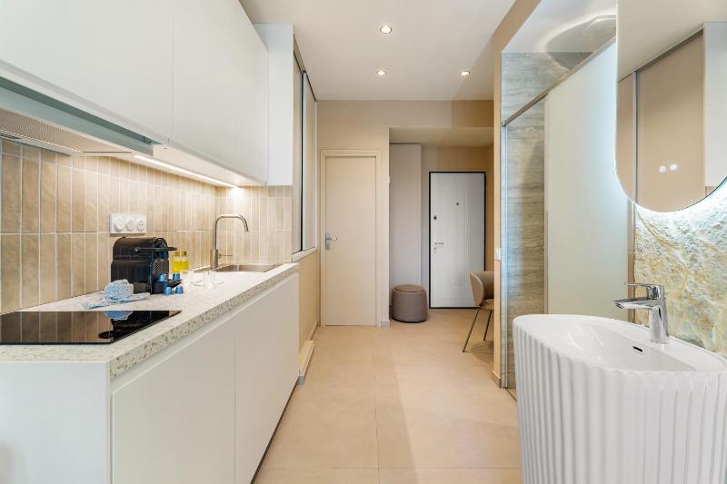 Nice Renting - HUGO - Luxury Honeymoon Suite Terrace Park View Free Parking - image 16