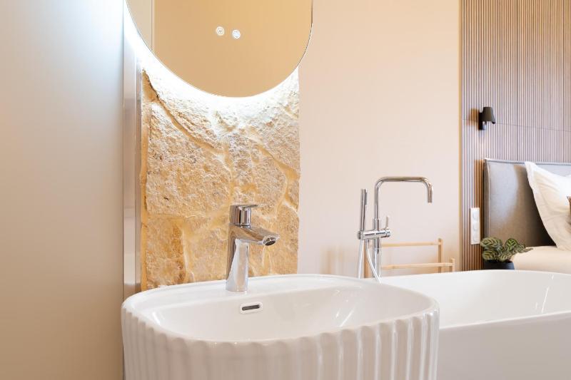 Nice Renting - HUGO - Luxury Honeymoon Suite Terrace Park View Free Parking - image 13