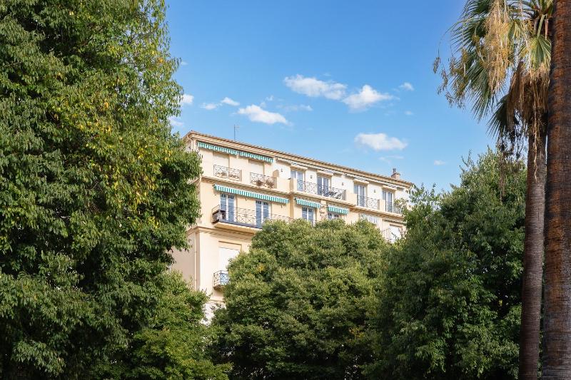 Nice Renting - HUGO - Luxury Honeymoon Suite Terrace Park View Free Parking - image 8