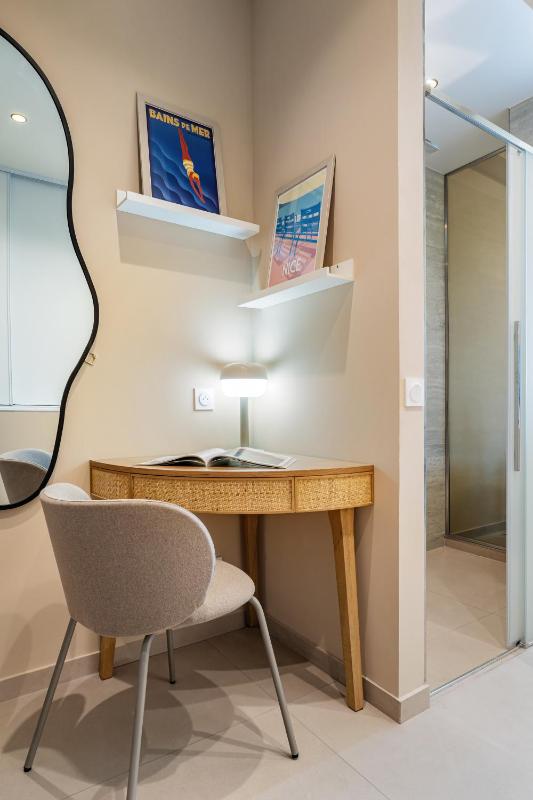 Nice Renting - HUGO - Luxury Honeymoon Suite Terrace Park View Free Parking - image 4