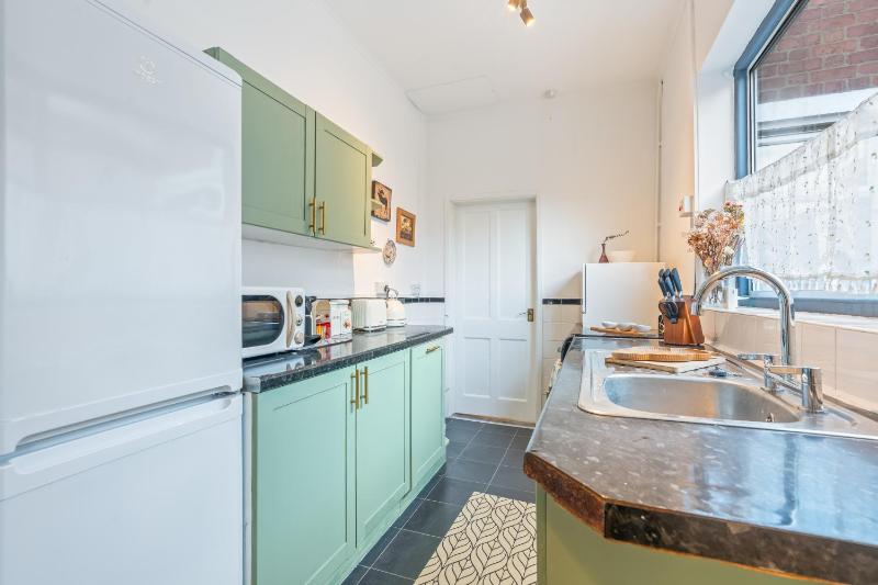 Broomfield House - City Centre - Free Parking - image 17
