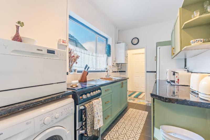 Broomfield House - City Centre - Free Parking - image 18