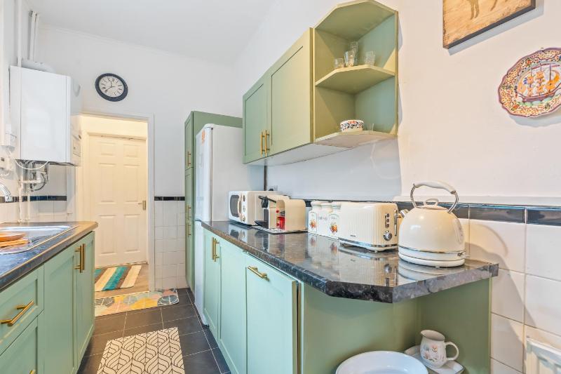 Broomfield House - City Centre - Free Parking - image 13