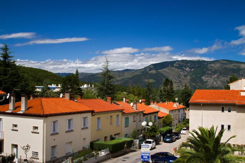 Classic Single Room with Balcony image 2