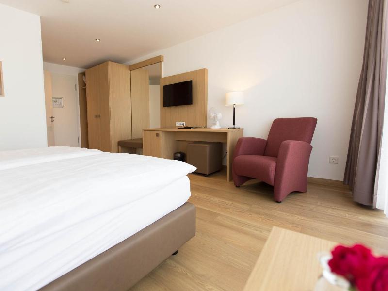 Superior Double Room with Balcony image 2
