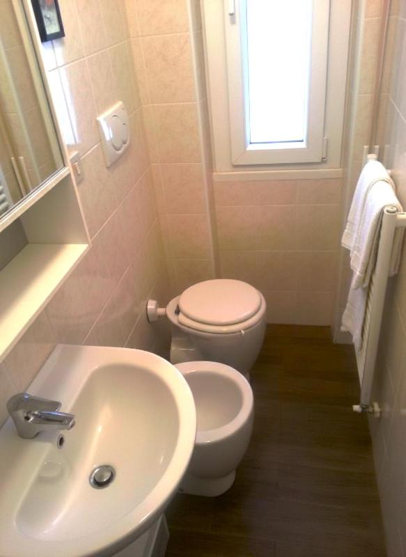 Attic Apartment Air Conditioning Fast WiFi - image 12