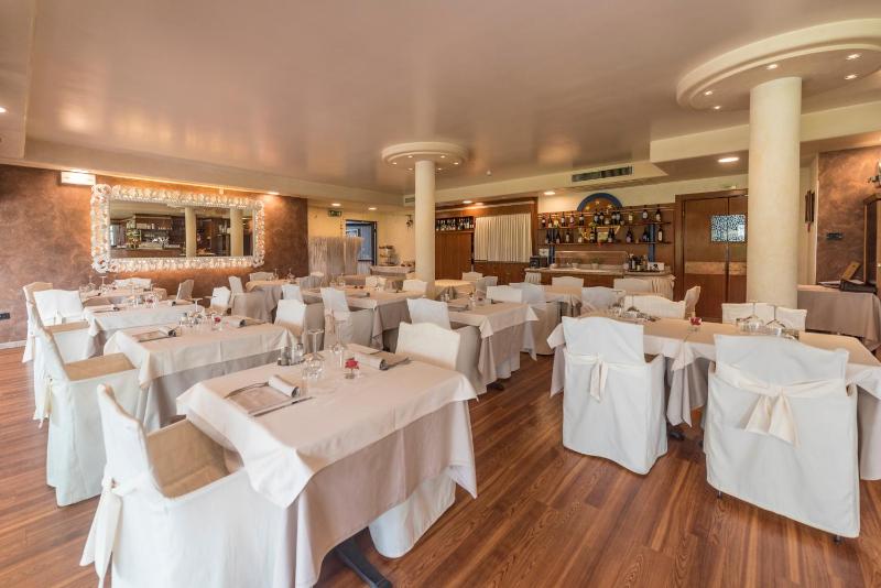 Yachting Hotel Mistral - image 9