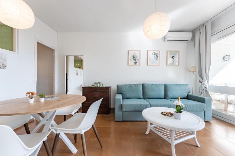 Perfect location! Walk a few minutes to restaurants lovely beach town train and bus - image 14