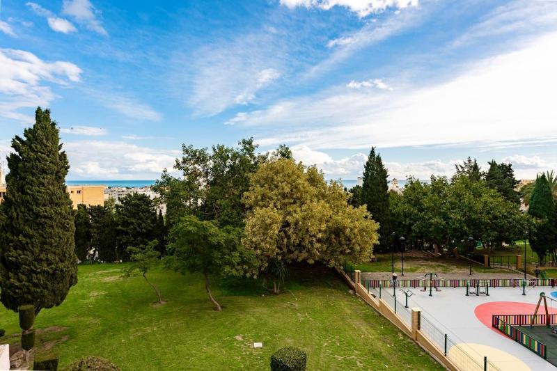 Perfect location! Walk a few minutes to restaurants lovely beach town train and bus - image 3