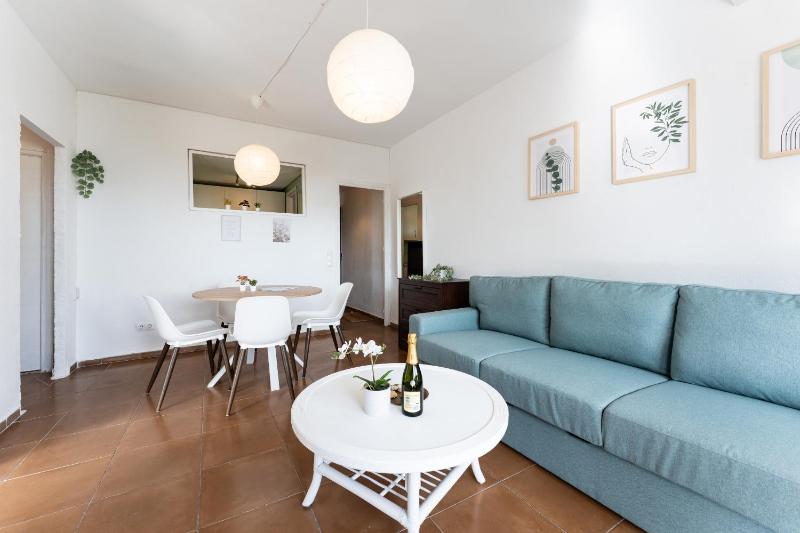 Perfect location! Walk a few minutes to restaurants lovely beach town train and bus - image 4