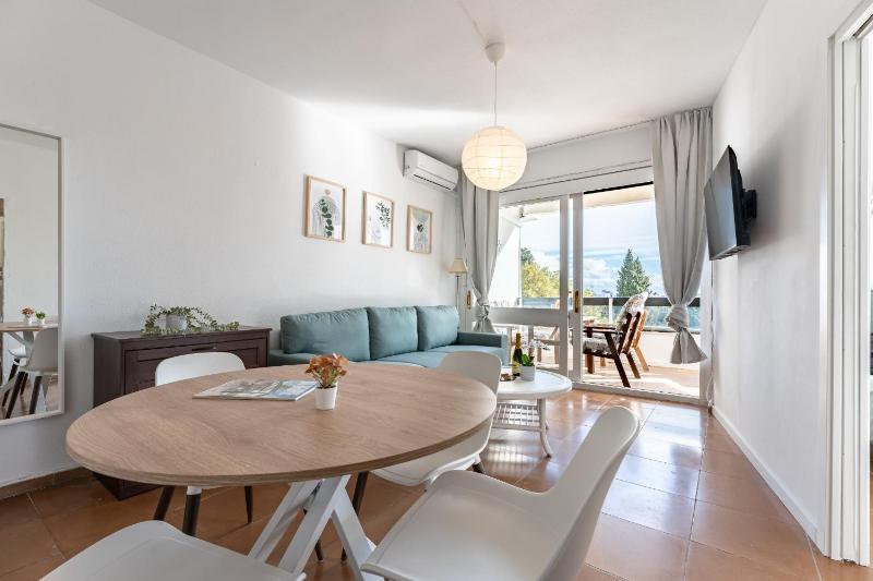 Perfect location! Walk a few minutes to restaurants lovely beach town train and bus - image 13