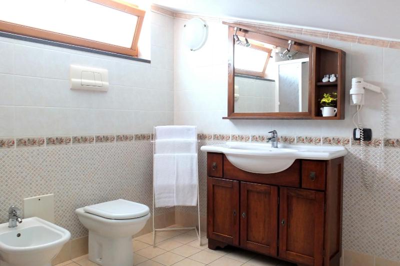 Double with Private Bathroom - Attic image 2