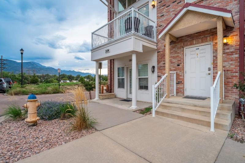 224-200 Writers Way - image 13