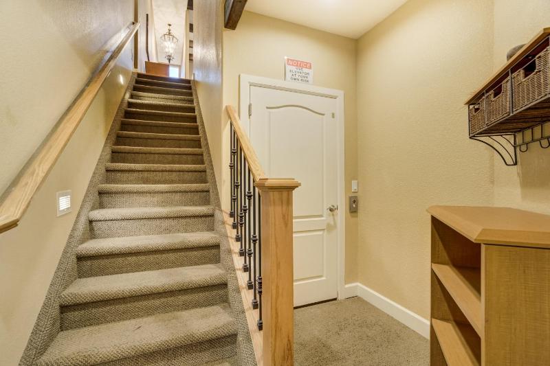 224-200 Writers Way - image 7