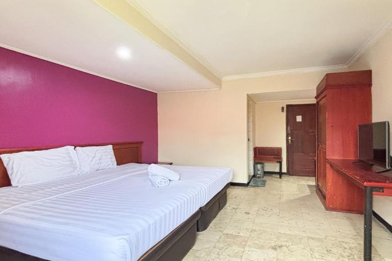 Hotel Pasar Besar RedPartner near Tugu Pahlawan - image 1