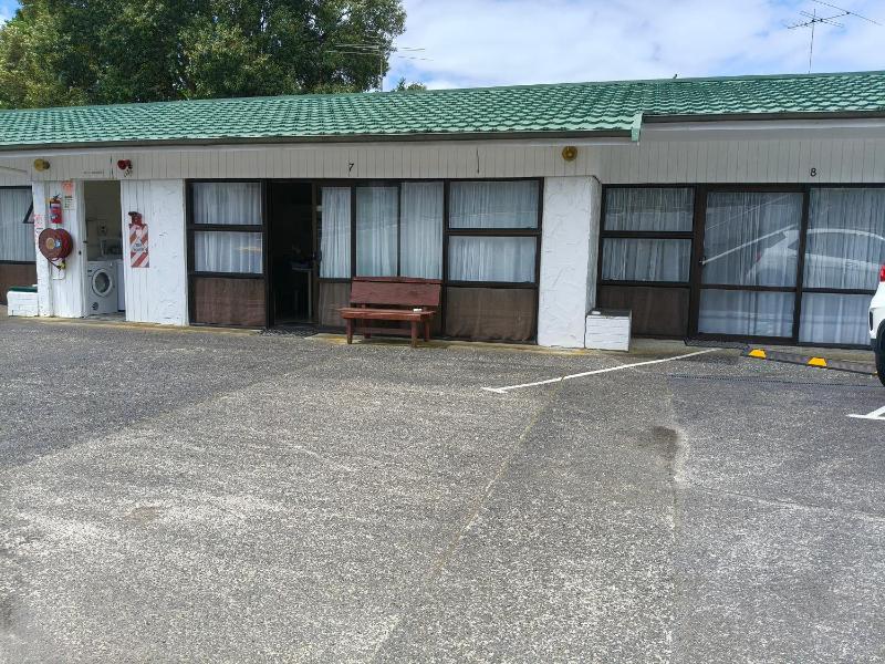 Aladdin Motel - image 8