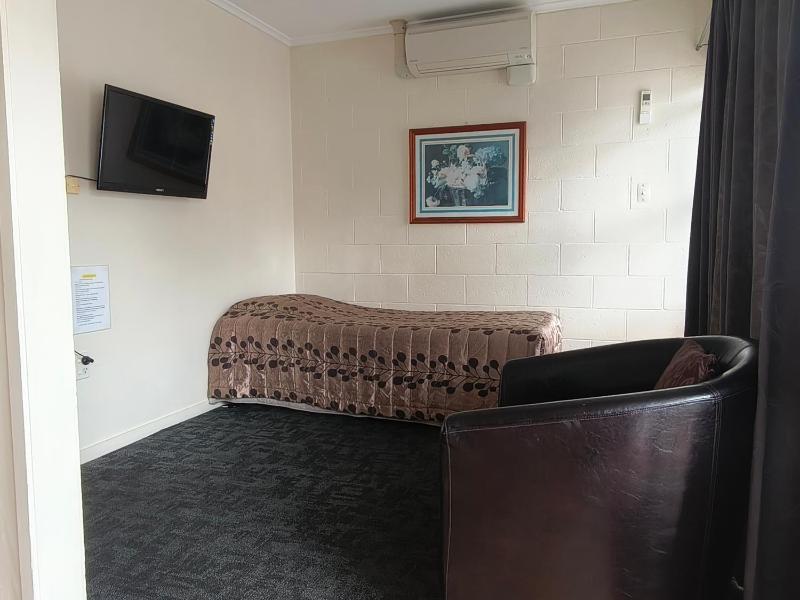 Aladdin Motel - image 11