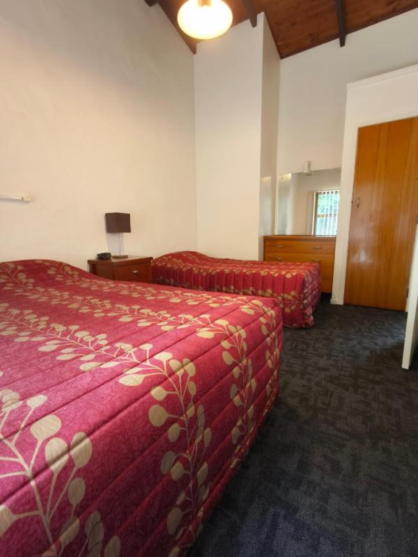 Aladdin Motel - image 5