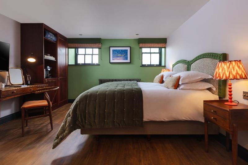 Pier House - image 38