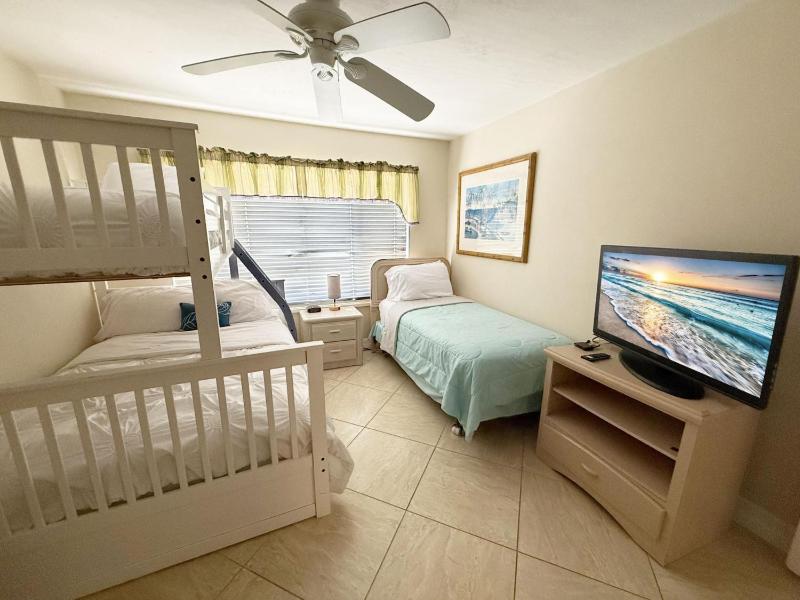 Santa Maria • Beach & Boating Getaway • Sleeps 8 - image 18