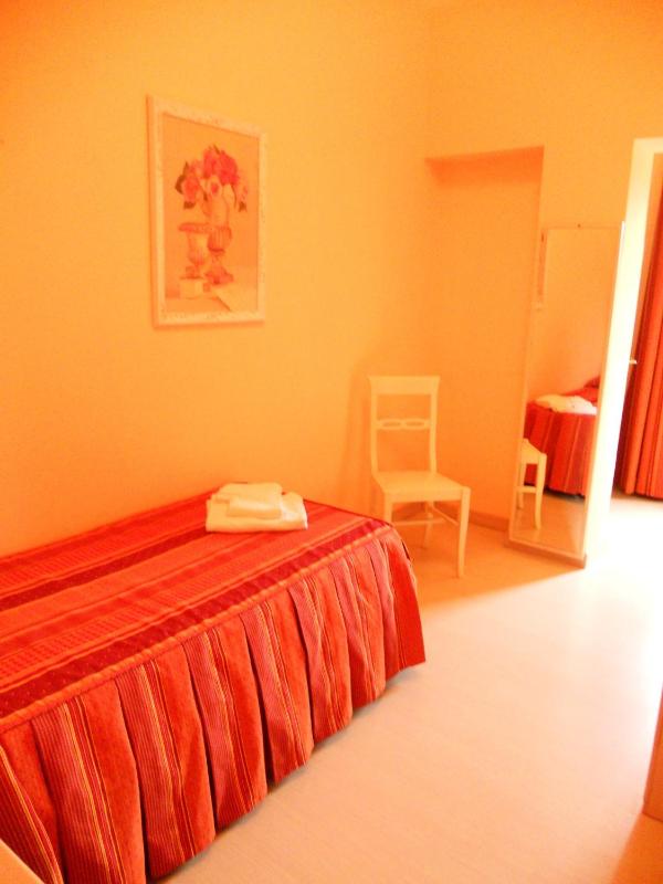 Single Room image 3
