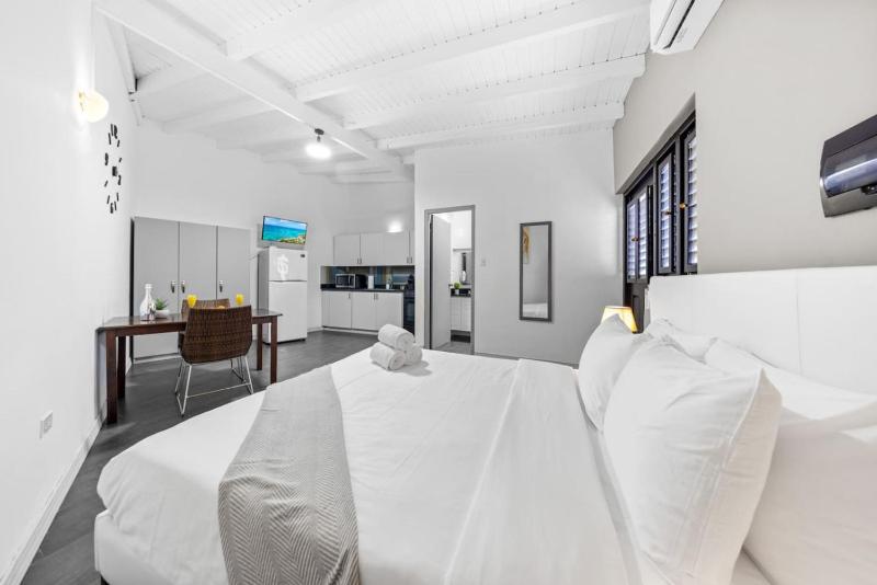 Modern 1BR Beach Escape with Wi-Fi AC and Workspace - image 1