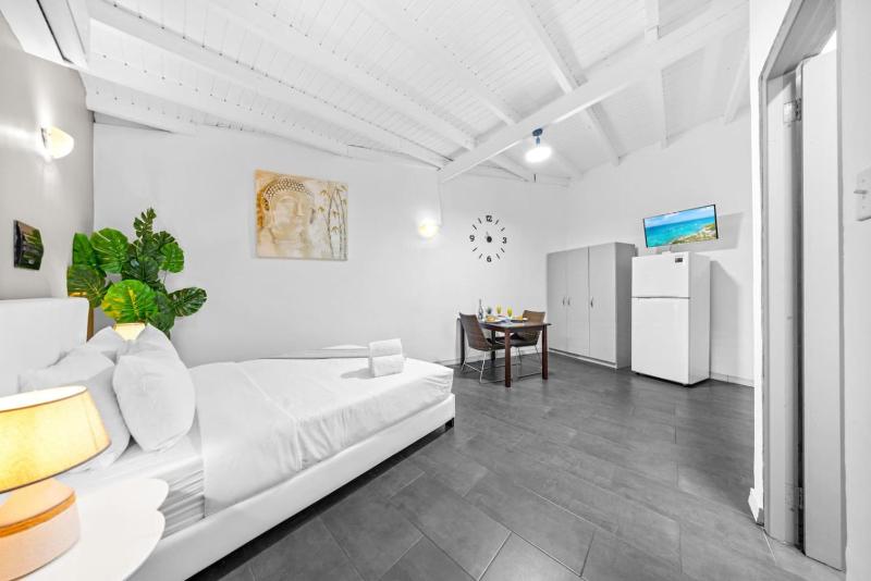 Modern 1BR Beach Escape with Wi-Fi AC and Workspace - image 13