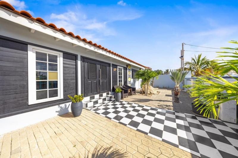 Modern 1BR Beach Escape with Wi-Fi AC and Workspace - image 16