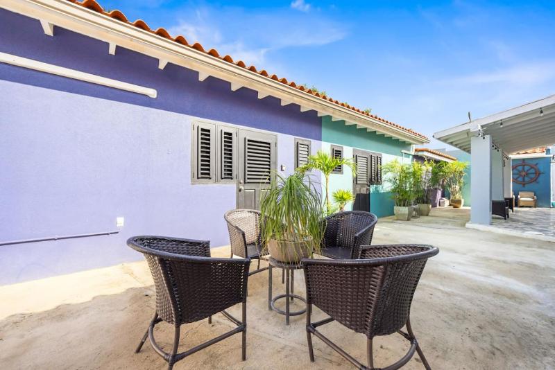 Modern 1BR Beach Escape with Wi-Fi AC and Workspace - image 9
