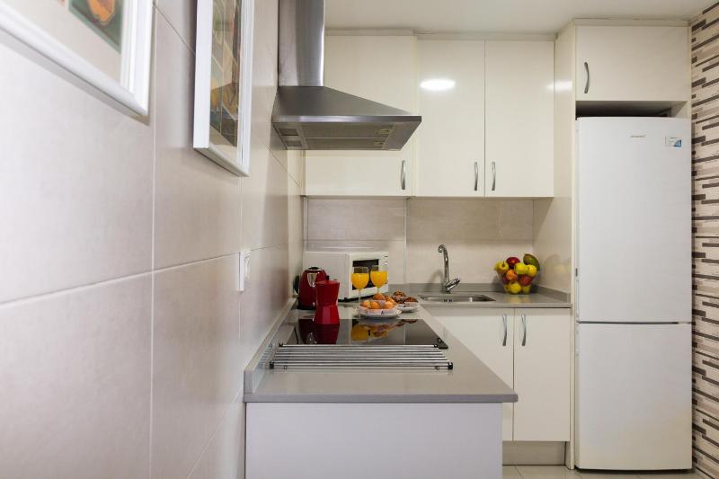 Modern and Cozy Apartment with Pool Tennis Court and Common Areas in Torre del Mar - image 5