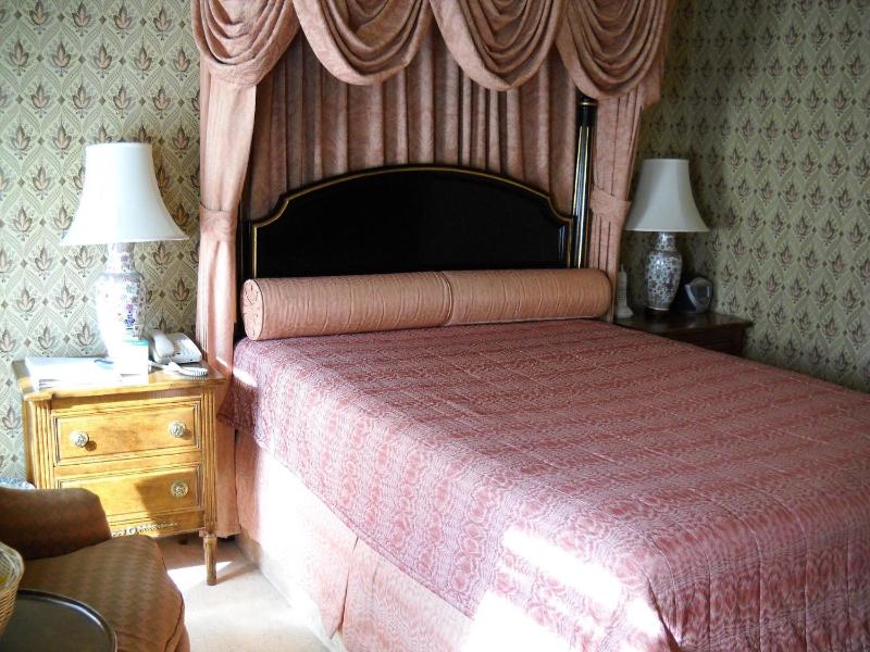Standard Queen Room image 1