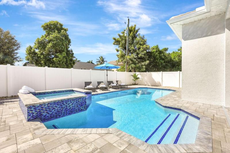Sand Dollar Retreat | Walk to Vanderbilt Beach | Southern-Facing salt Pool & Spa | Bikes | Sleeps 8 - image 1