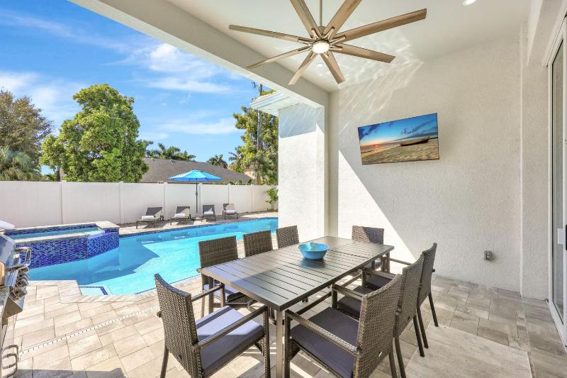 Sand Dollar Retreat | Walk to Vanderbilt Beach | Southern-Facing salt Pool & Spa | Bikes | Sleeps 8 - image 14