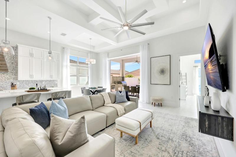 Sand Dollar Retreat | Walk to Vanderbilt Beach | Southern-Facing salt Pool & Spa | Bikes | Sleeps 8 - image 3